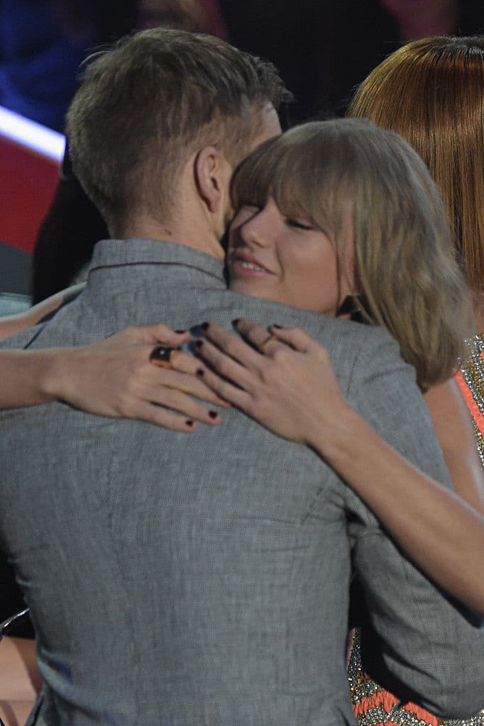 Calvin Harris yTaylor Swift en los iHeartRadio Music Awards.