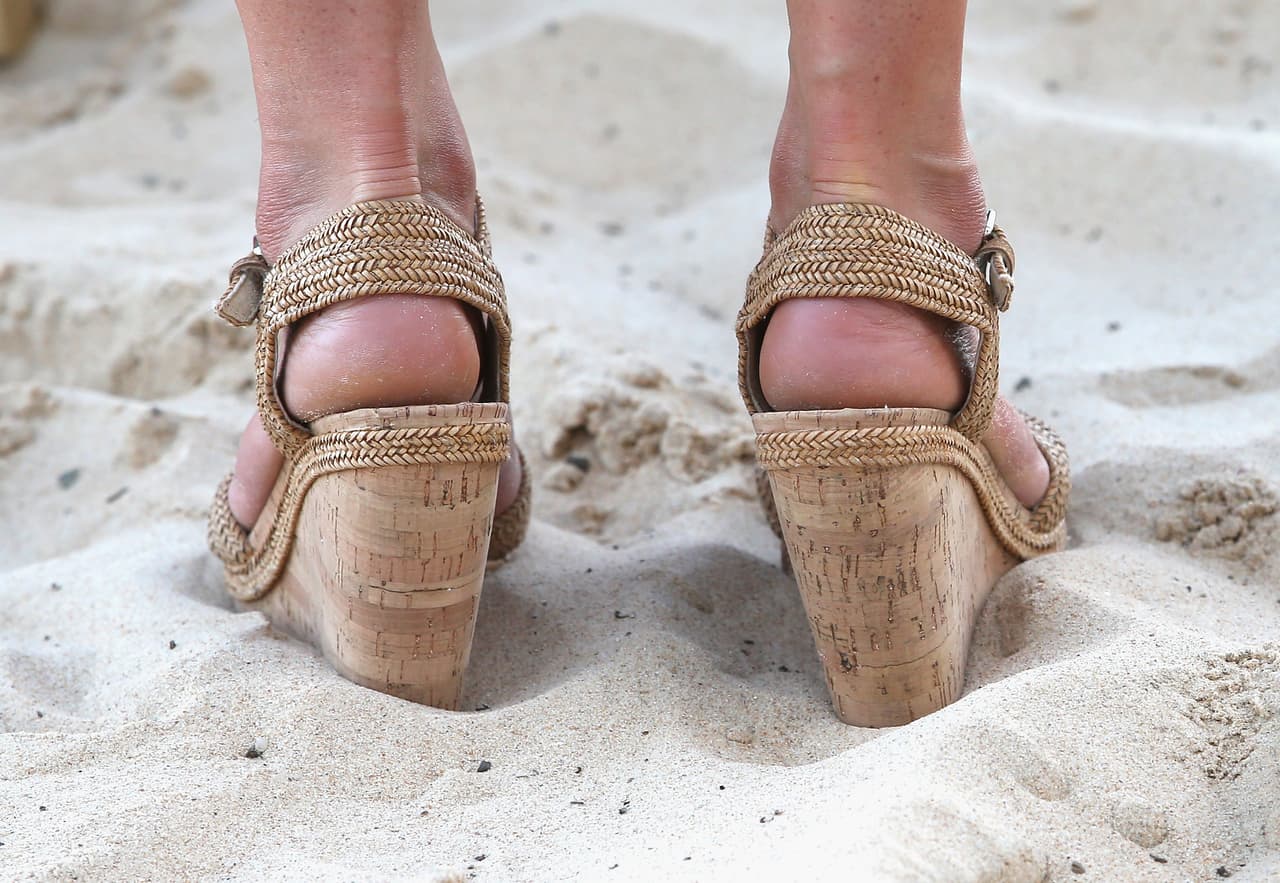 Detalle de las alpargatas de Kate Middleton en la arena.