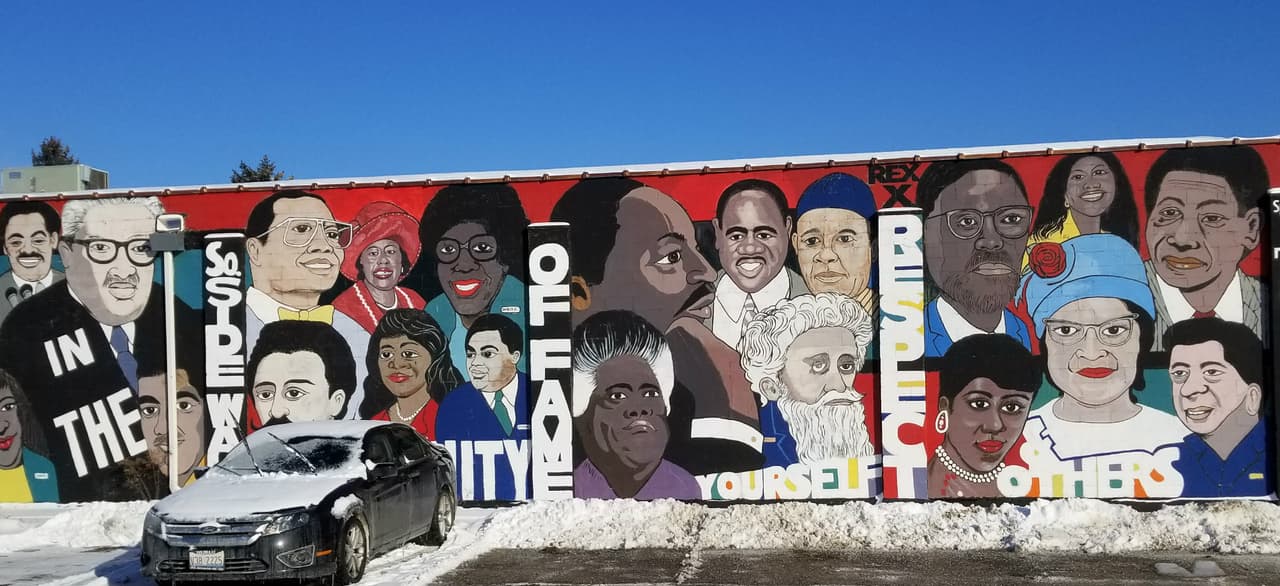 El mural "Unidad en la comunidad" fue diseñado por el artista Ron McAllister y pintado principalmente por niños del área bajo su dirección. Fue creado para recordar a los residentes de la comunidad que el respeto mutuo y el trabajo ayuda a toda el área y a la ciudad de Waukegan. Fue el segundo mural creado en este edificio. El mural está ubicado en la esquina suroeste de South Avenue y Sheridan Road, mirando hacia el sur.