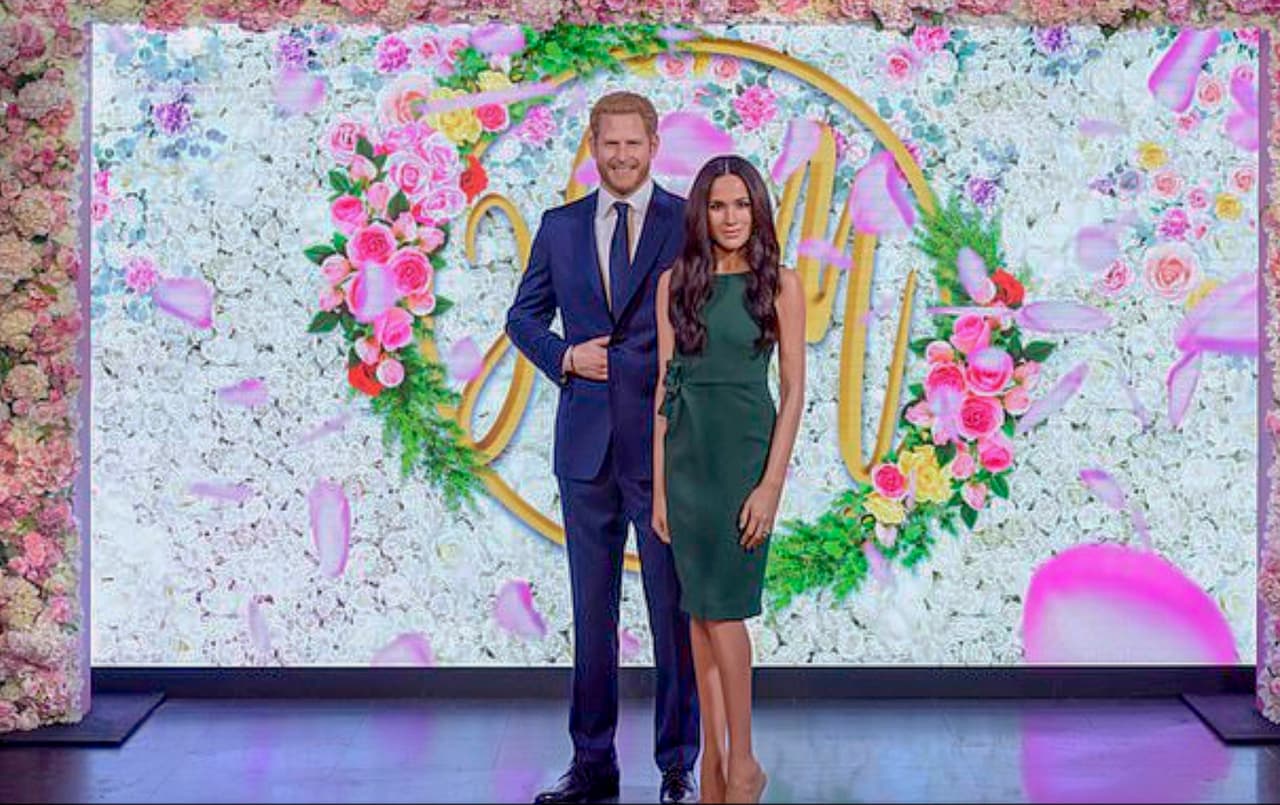 Ahora, el museo decidió reubicar ambas figuras de cera para colocarlas en dos secciones diferentes cada una, es decir, Meghan y Harry 
<b><a href="https://www.univision.com/famosos/en-el-palacio-de-buckingham-estan-decepcionados-por-el-sorpresivo-anuncio-del-principe-harry-y-meghan-markle-fotos">ya no estarán juntos</a></b> en el Madame Tussauds de Londres.
<br>