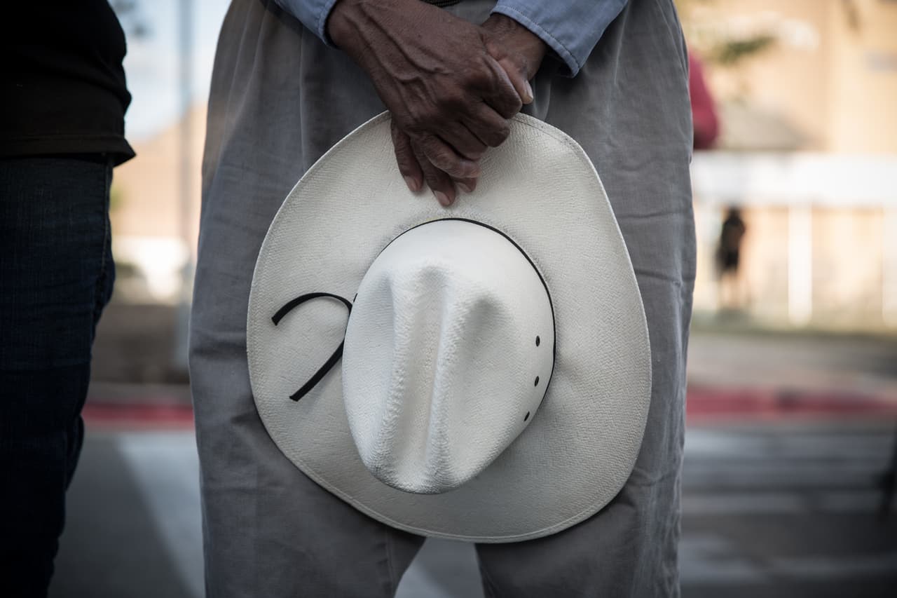 Entre los asistentes a los novenarios, la mayoría son mexicanos. Aunque muchas personas que salían de la tienda también se acercaron y acompañaron los rezos.
