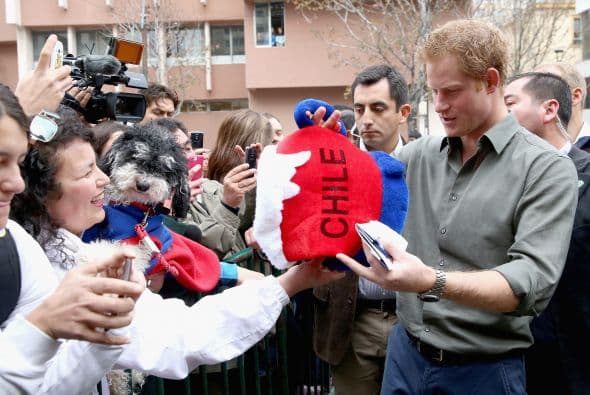 En su segundo día de visita, el cuarto en la línea de sucesión al trono británico visitó en Valparaíso la zona afectada por el incendio del pasado abril.