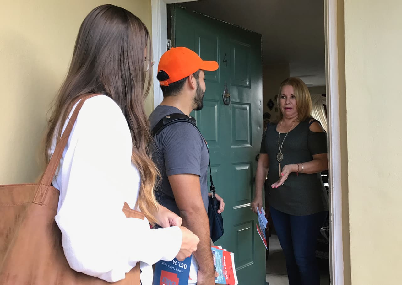 Ada Funes, una hondureña de 54 años, habla con Kevin Correa y Daniela Martins Gutiérrez.