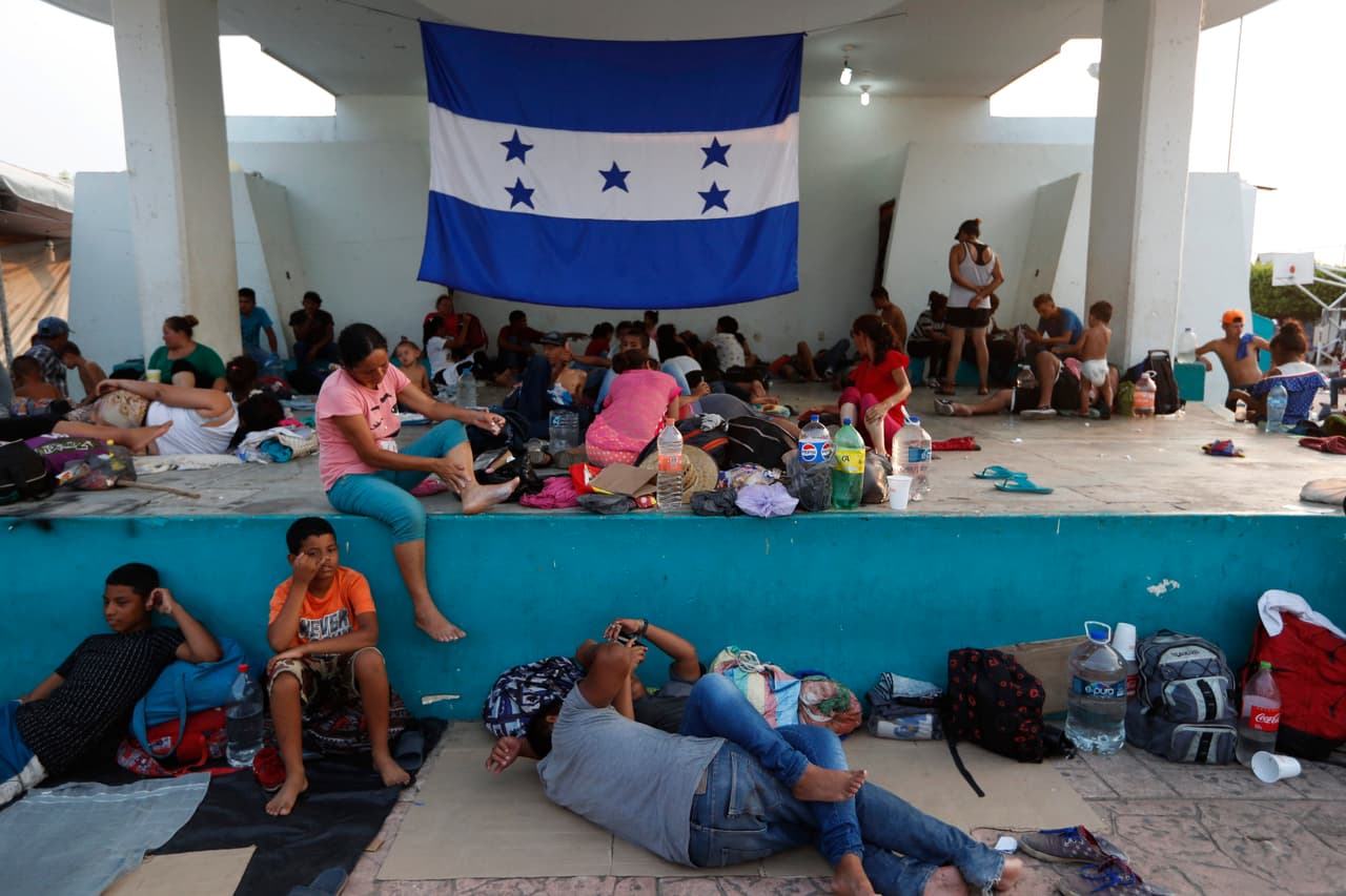 Una bandera de Honduras en el campamento improvisado de Escuintla, estado de Chiapas. "Vienen niños, Vienen mujeres embarazadas, vienen familias completas que en ocasiones sí requieren esta ayuda humanitaria", dijo
<b>Salvador Quintana </b>a Reuters.