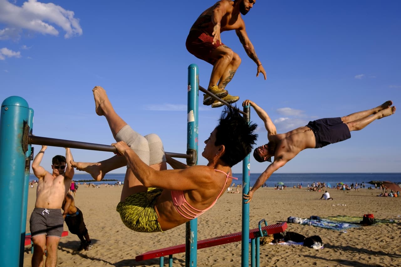<b>‘Barras de entrenamiento en Coney Island’</b>
<br>
<br>Segundo lugar en la categoría ‘fotografía callejera’. “Un grupo de atletas se ejercita en la playa de Coney Island al comienzo del verano”, explicó el concurso. “Los puntos de ejercicio en esta playa son gratuitos y utilizados por muchos”, añadió.