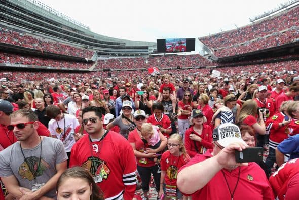 Sin importar cuánto tiempo tuvieron que esperar los seguidores de los Blackhawks esperaron pacientes para ver a los jugadores de su equipo.