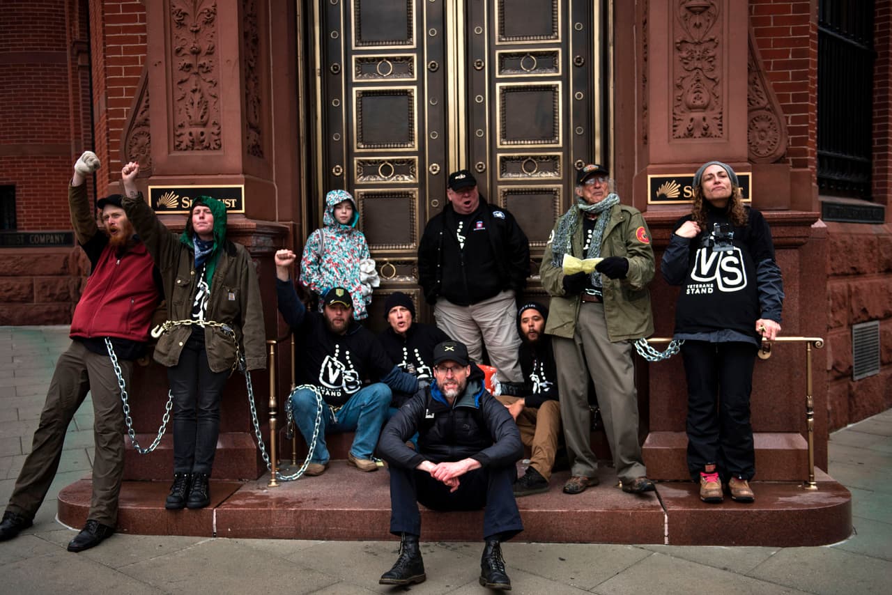 Activistas se reúnen protestando contra el oleoducto de Dakota, encadenándose a un banco Sun Trust durante la protesta.