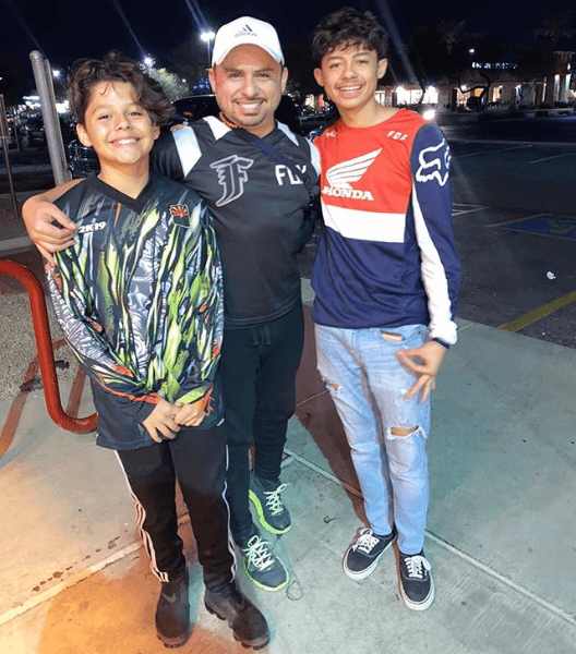 Larry Jr., producto del primer matrimonio del cantante, ya es todo un adolescente y el vivo retrato de su papá, debido a su gran parecido.