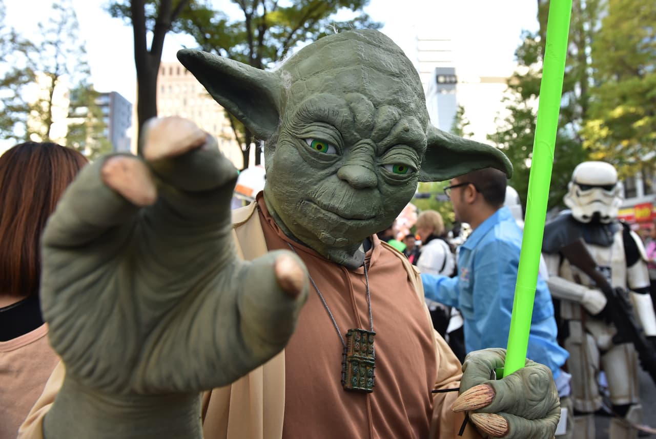 Por ejemplo, el maestro Joda fue uno de los personajes que asistió, con la espada láser lista.
