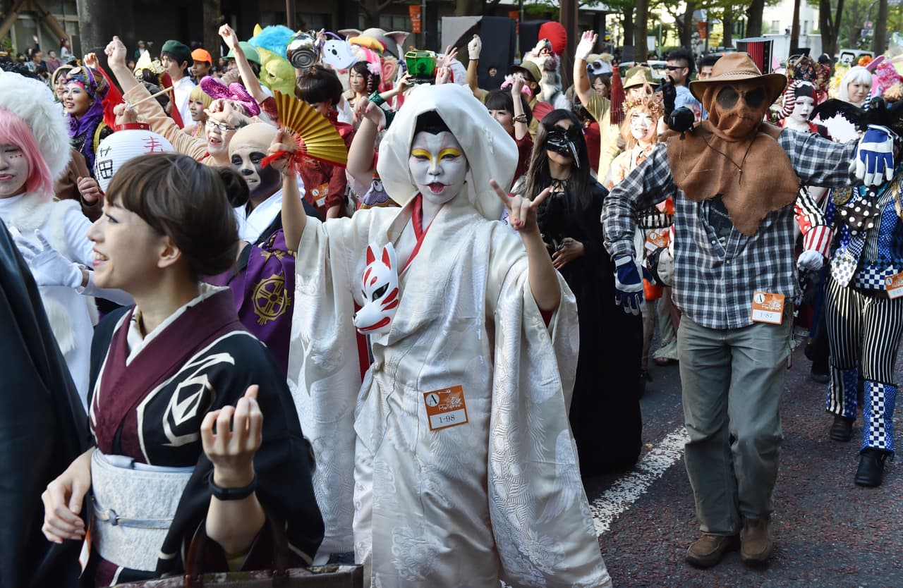 ¡Pero se reunieron aún más personas para presenciar estos curiosos personajes!