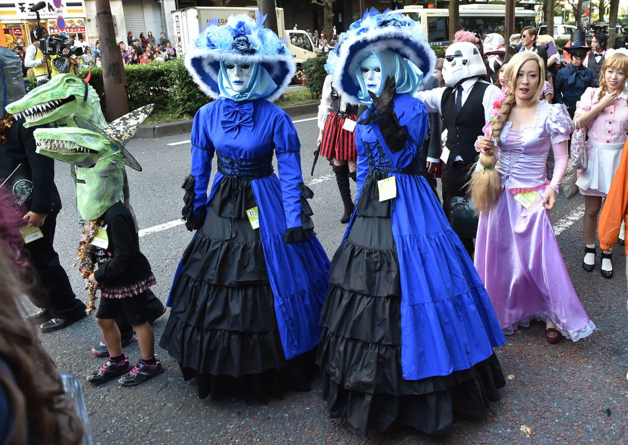 Monstruos, seres de ultratumba, demonios y personajes de films y TV recorrieron las calles de Japón.