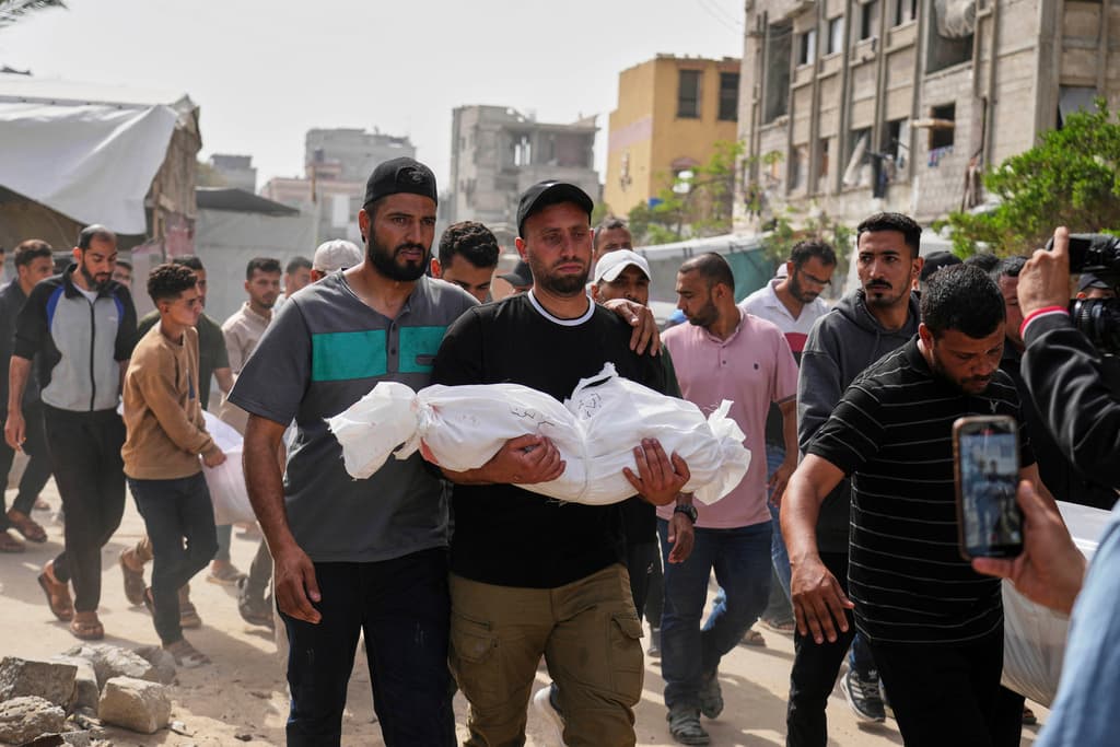 Saleh Zenati carga el cuerpo de su pequeño sobrino muerto en un bombardeo israelí en Khan Younis este domingo.