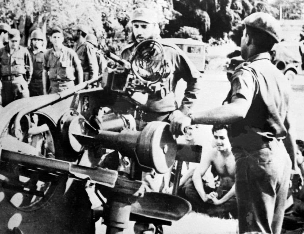 Fidel Castro inspecciona equipamiento militar desplegado durante la Crisis de los Misiles, el 2 de noviembre de 1962.
