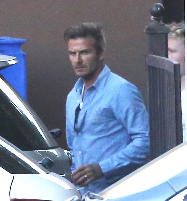 La ropa rosa de Harper hace un gran contraste con la de su papá.