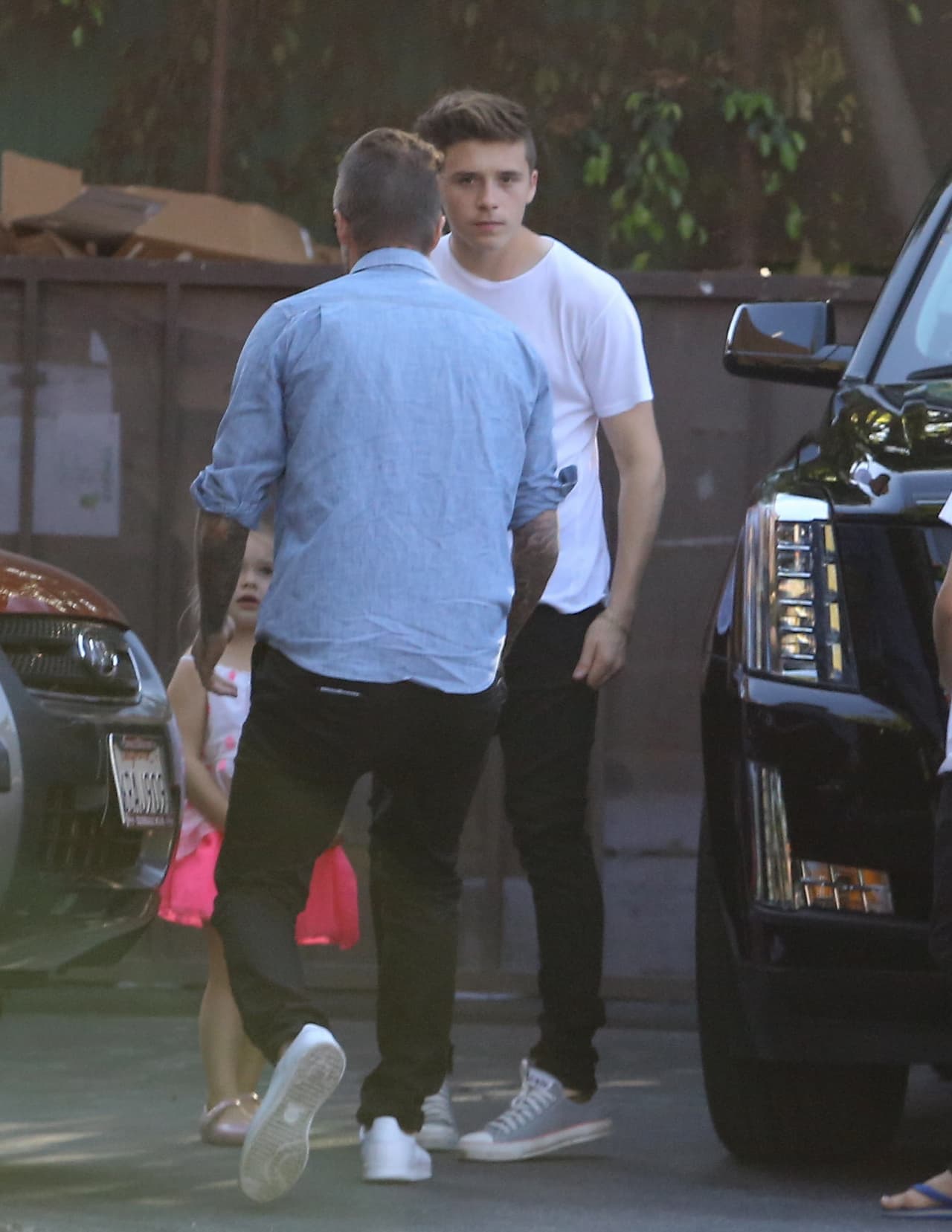 ¿Ya vieron con cuanto desdén miró su hermano a los paparazzi?