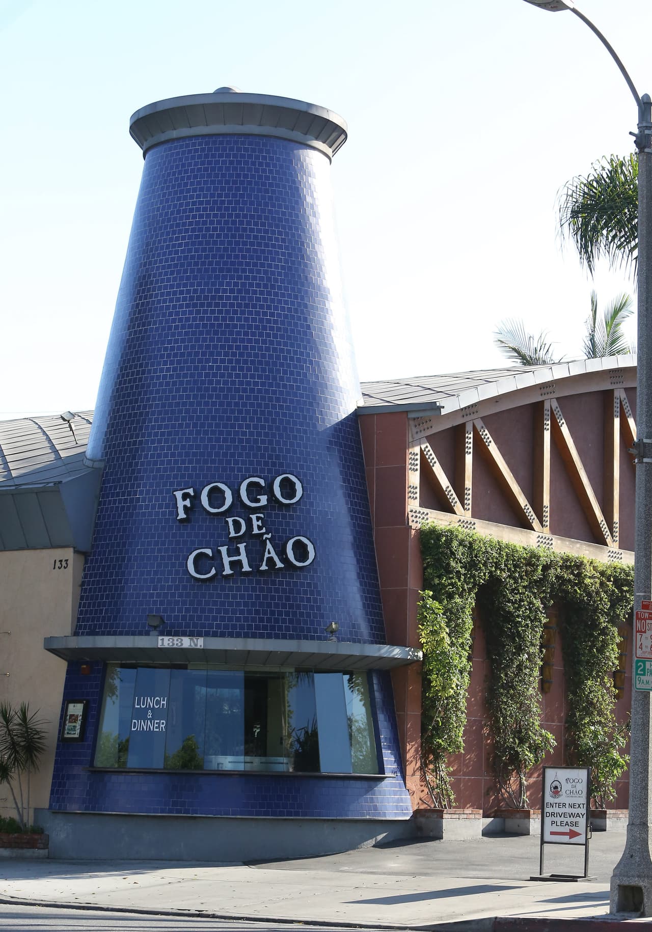 Las fotos delatan que Victoria Beckham no acudió con ellos a este almuerzo en familia.