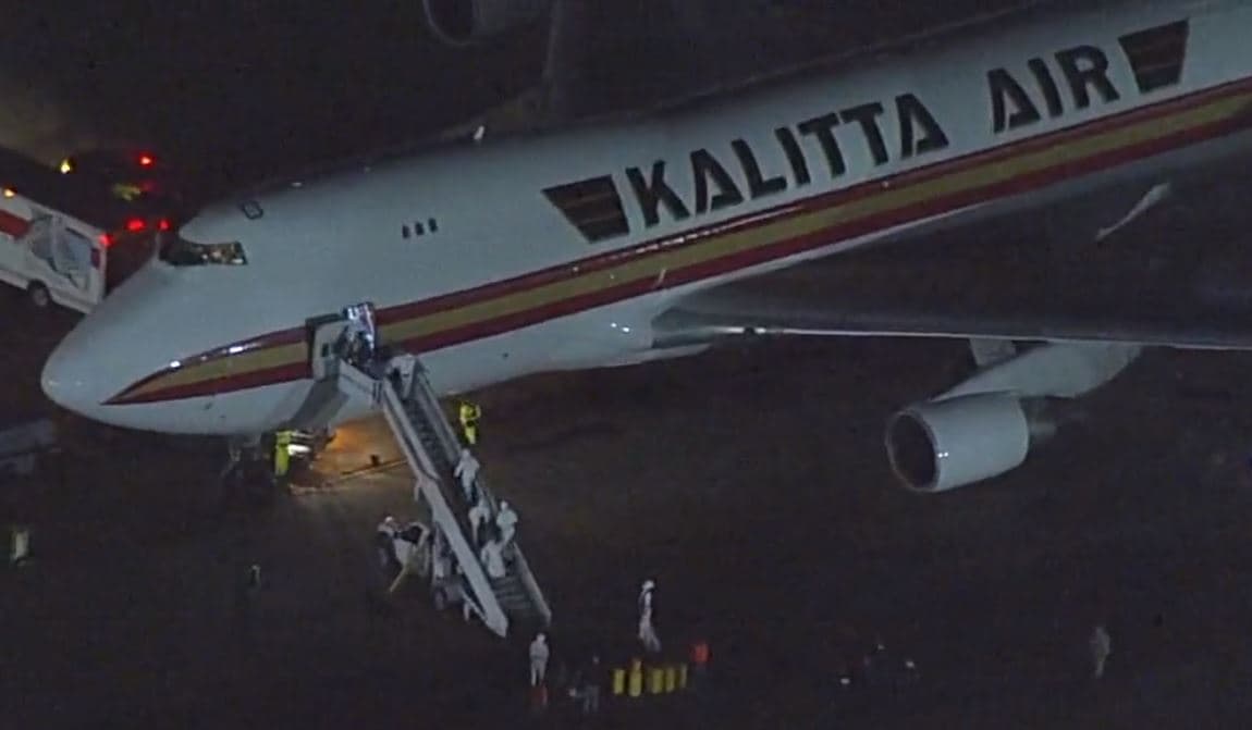 Arriban a California dos vuelos con 350 estadounidenses evacuados de la ciudad epicentro del coronavirus