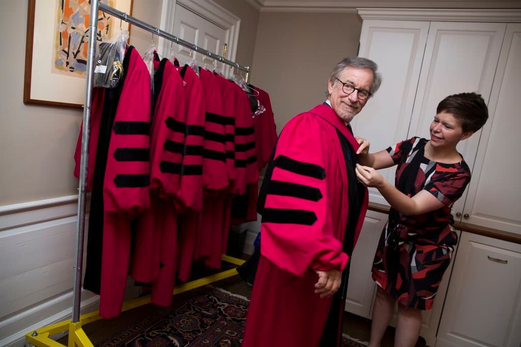 En la ceremonia de la mañana de la graduación, Harvard le concedió a Spielberg un Doctorado en Artes y allí lució todas las galas de la ocasión. Ya en la tarde, para su discurso de graduación, lucía relajado con su traje y unos tenis.