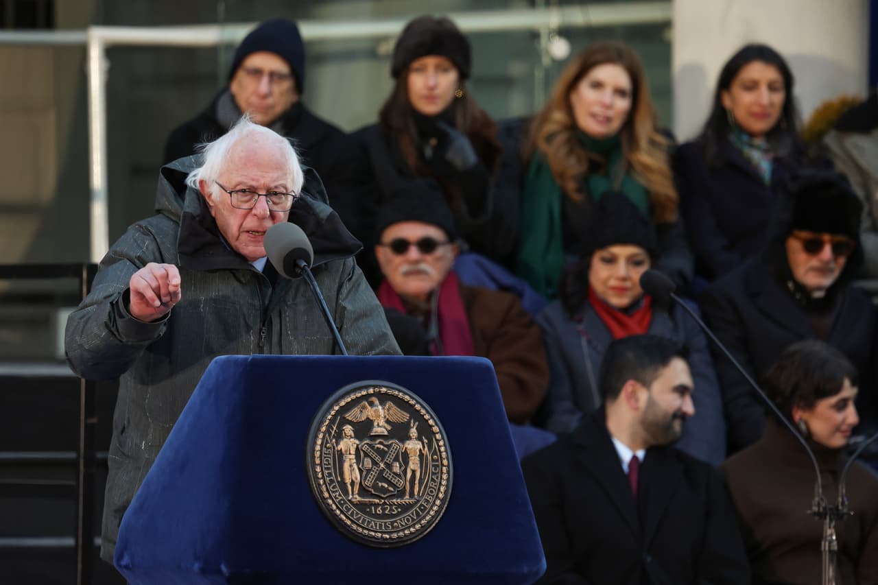 <b>Bernie Sanders: “No es radical pedir vivienda, cuidado infantil y transporte público”</b>
<br>El senador Bernie Sanders envió un mensaje contundente: las demandas básicas de la clase trabajadora no son extremistas.
<br>
<br>"Pedir una vivienda accesible no es radical. Pedir cuidado infantil sostenible no es radical. Pedir transporte público eficiente no es radical", afirmó Sanders, subrayando que estas son necesidades esenciales para millones de estadounidenses. 
<br>
<br>El senador agradeció a Nueva York por inspirar una elección histórica:"Los derrotaste en la mayor sorpresa política de la historia moderna de Estados Unidos", dijo, destacando que la victoria de Mamdani representa una lección sobre cómo la gente trabajadora se une en lugar de dividirse. 
<br>
<br>Sanders llamó a la ciudadanía a participar activamente en el gobierno.
<br>