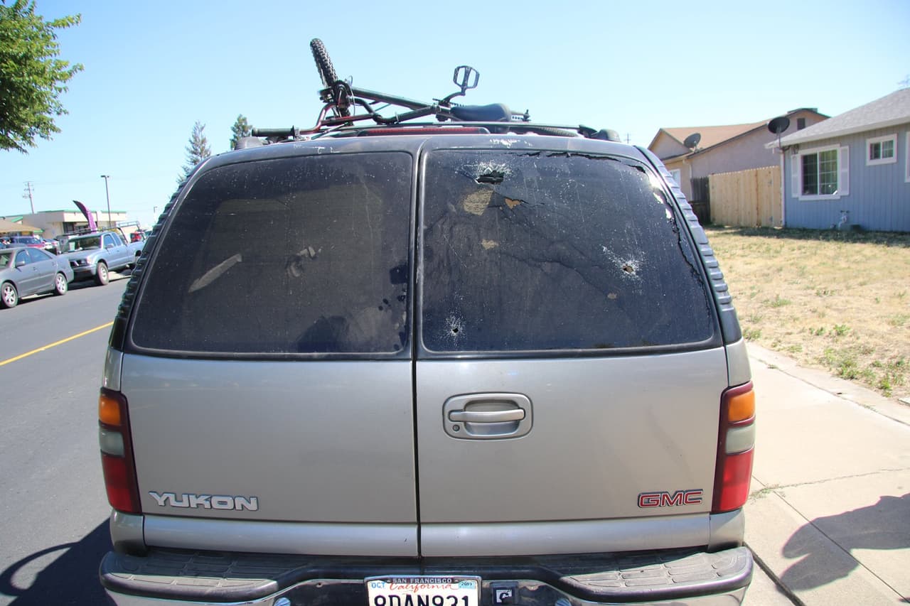 Oficiales del alguacil del condado San Joaquín y la Policía de Lathrop respondieron a un reporte de un tiroteo en el área de las calles Cambridge y Mingo Way. Ahí descubrieron un vehículo de marca GMC con varios disparos.