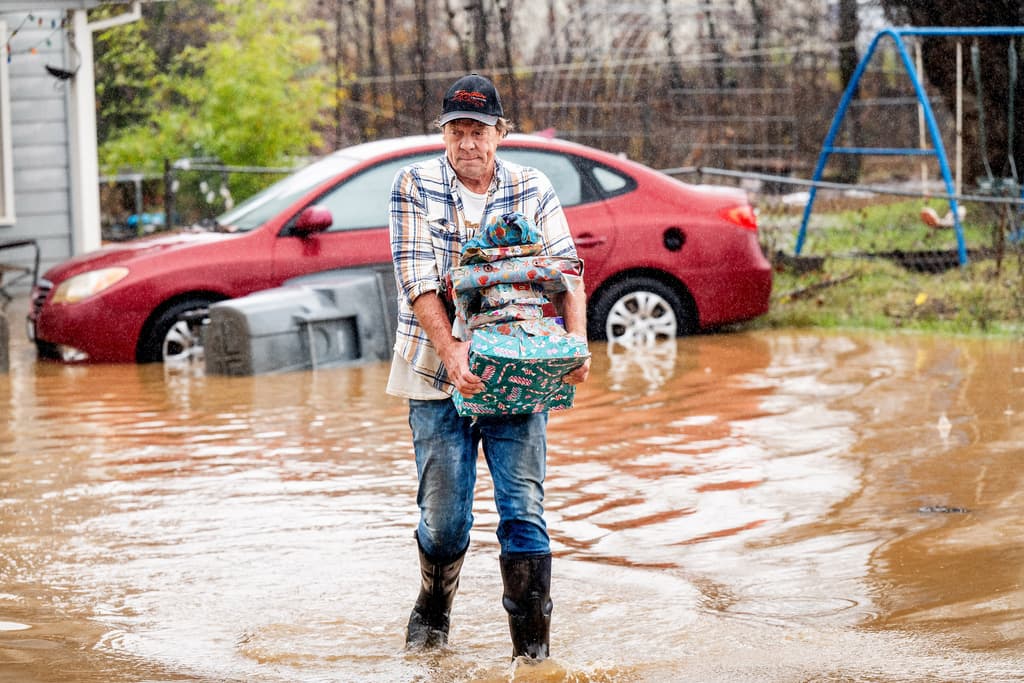 A Steve Wogoman, residente de la ciudad de 
<b>Redding, al norte de California, </b>las inundaciones lo sorprendieron el lunes, 21 de diciembre, en la casa de su cuñada. Algunos regalos que debía ayudar a entregar esta Navidad se dañaron.