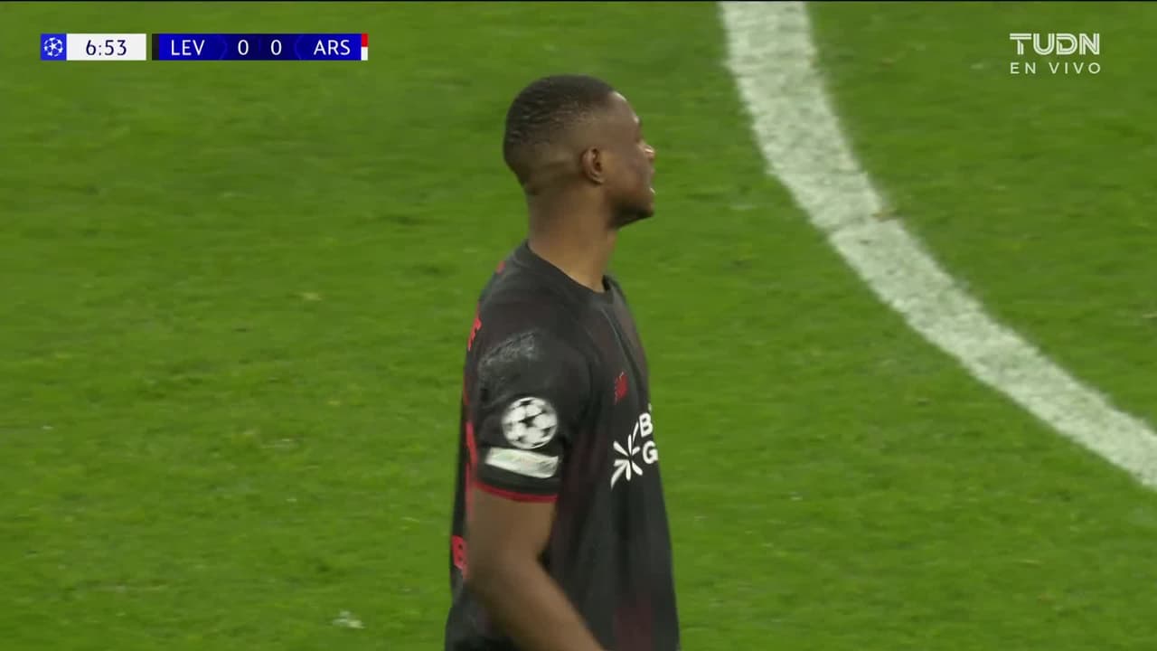 ¡Primer aviso del Leverkusen! Raya aparece seguro bajo los tres palos