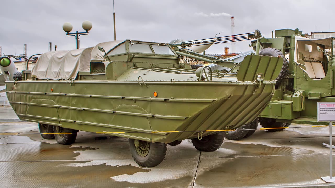 Cuando fueron diseñados, hace casi 80 años, nadie pensó que los 'duck boats' sobrevivientes terminarían siendo usados como 
<b>atracciones turísticas</b>. Esto explica que la seguridad de niños, ancianos y otras personas sin el entrenamiento ni la aptitud física del personal de combate para quienes fueron concebidos, nunca fue una prioridad en su diseño. 
<br>
<br>Sin embargo, eso es exactamente lo que ocurrió.