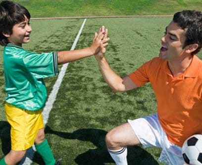 Mentoría Es el desarrollo de relaciones positivas con adultos fuera de ese ambiente familiar cercano, es más allá de la relación que normalmente existen quizá entre madre y padre. Son esas relaciones que expanden esa visión de ese niño, dentro de su comunidad, dentro del ambiente académico, dentro de áreas donde quizá los padres no tengan la experiencia.