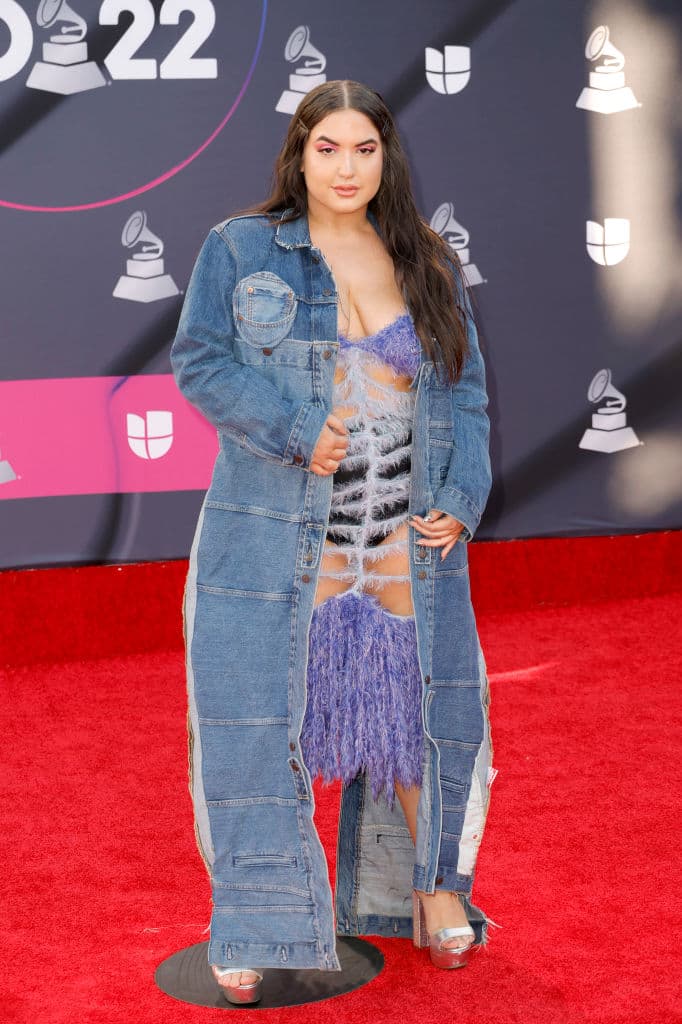 La compositora
<b>Samantha Cámara</b>, hija del actor Víctor Cámara, llegó vestida con un look desenfadado.