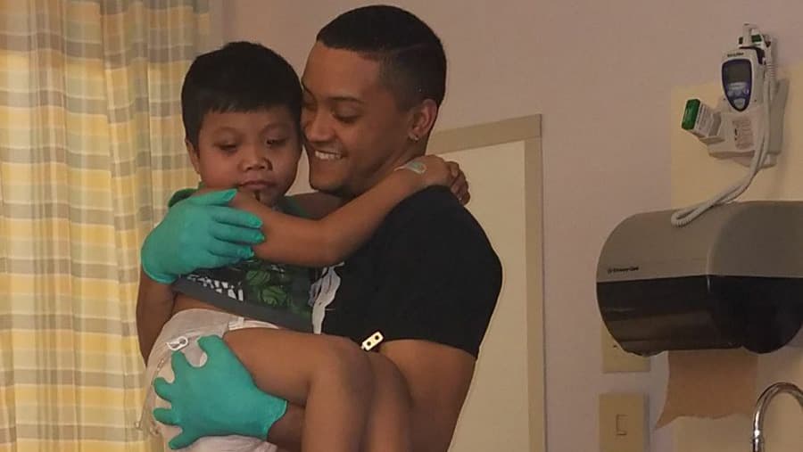 El inmigrante Yancarlos Méndez Pérez junto a Ricky, el hijo de su comprometida.