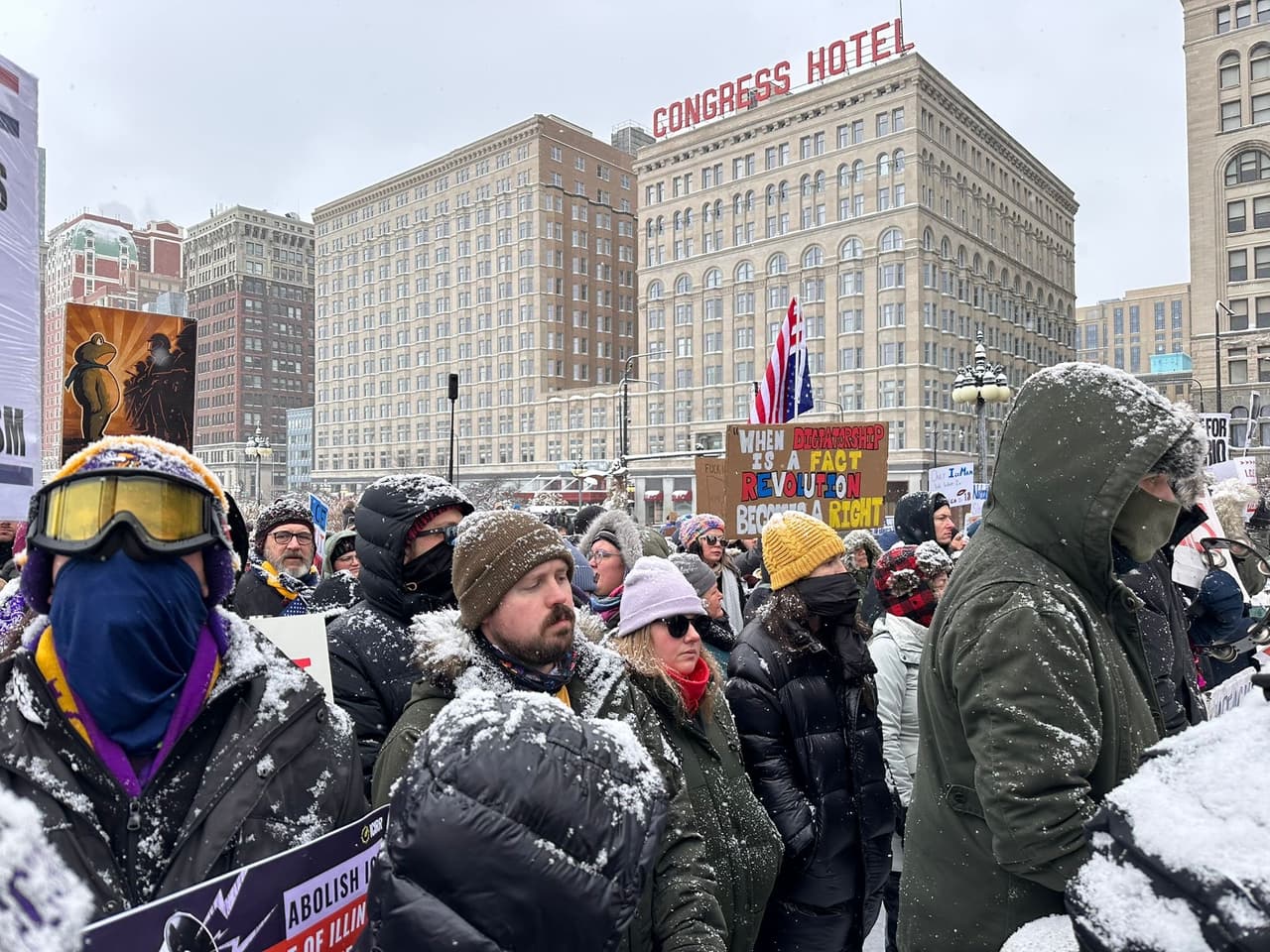 Durante el acto también 
<b><a href="https://www.univision.com/local/chicago-wgbo/inmigrante-mexicano-muerto-ice-chicago-silverio-villegas-gonzalez-franklin-park" target="_blank">se recordó a Silverio Villegas</a></b>, migrante mexicano asesinado por agentes federales momentos después de haber dejado a su hijo en la escuela, en Illinois.
<br>
<br>En los tres casos de los asesinatos de Pretti, Villegas y Good, los hechos fueron captados por personas presentes en el lugar.