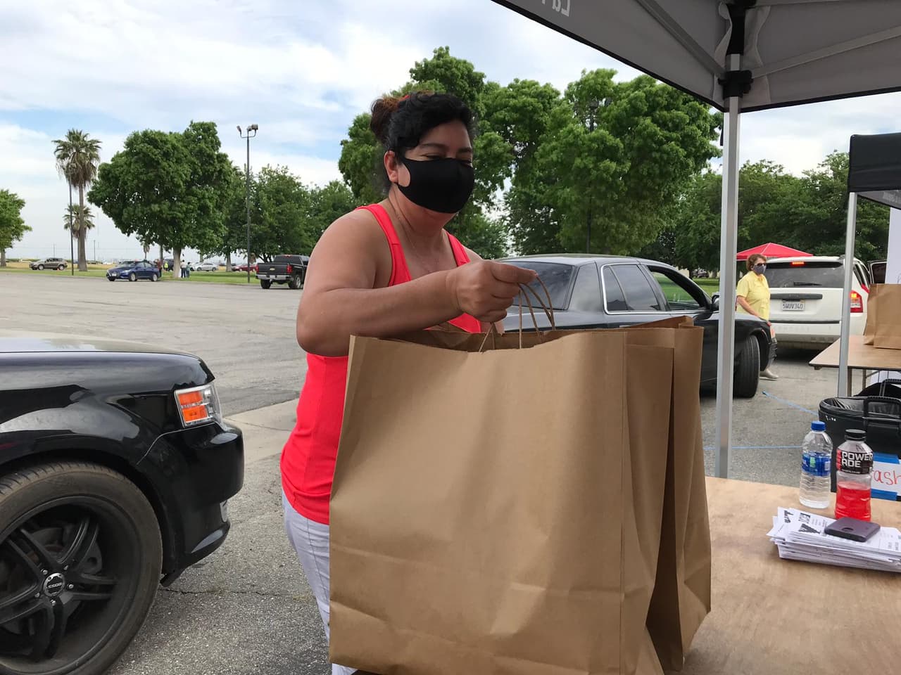 Si bien estas distribuciones de alimentos están diseñadas principalmente como eventos de autoservicio, no se rechazará a nadie que necesite alimentos. La organización solicita a las personas que conduzcan que dejen el espacio adecuado en su maletero. Aquellos que lleguen en transporte público o a pie deben buscar el área designada para caminar.