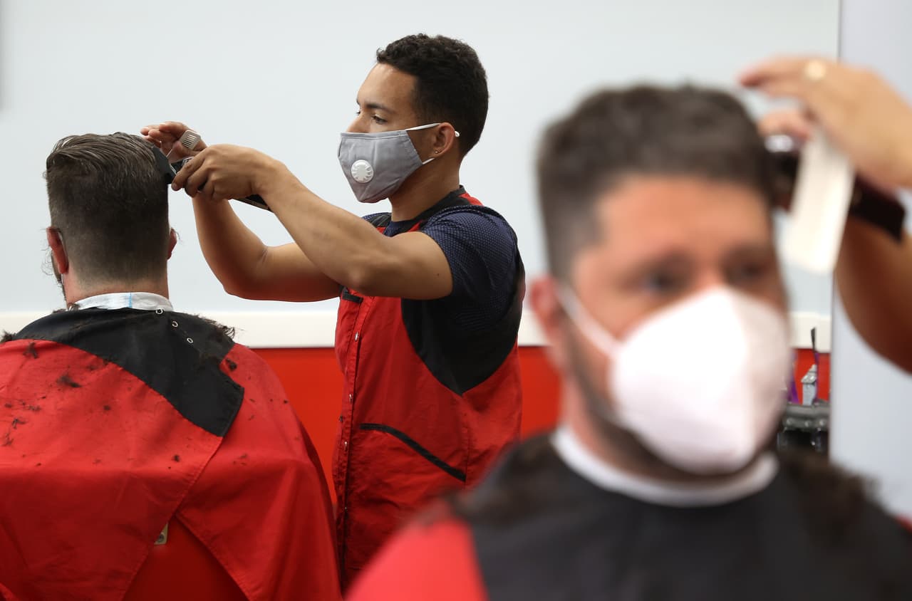 Nueva guía de los CDC para protegerte de la pandemia en lugares públicos