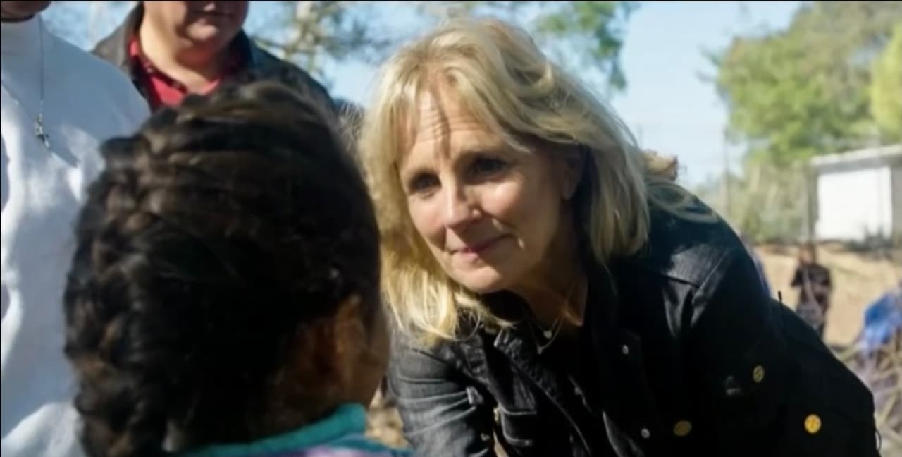 Este esfuerzo ha traspasado las fronteras de su comunidad, a tal grado que en 2019 la ahora primera dama,
<a href="https://www.univision.com/temas/jill-biden">Jill Biden</a>, cruzó la frontera con Michael para ponerse en sus zapatos
<b>y colaborar con esa comunidad que solo aspira a una mejor vida. </b>
<br>