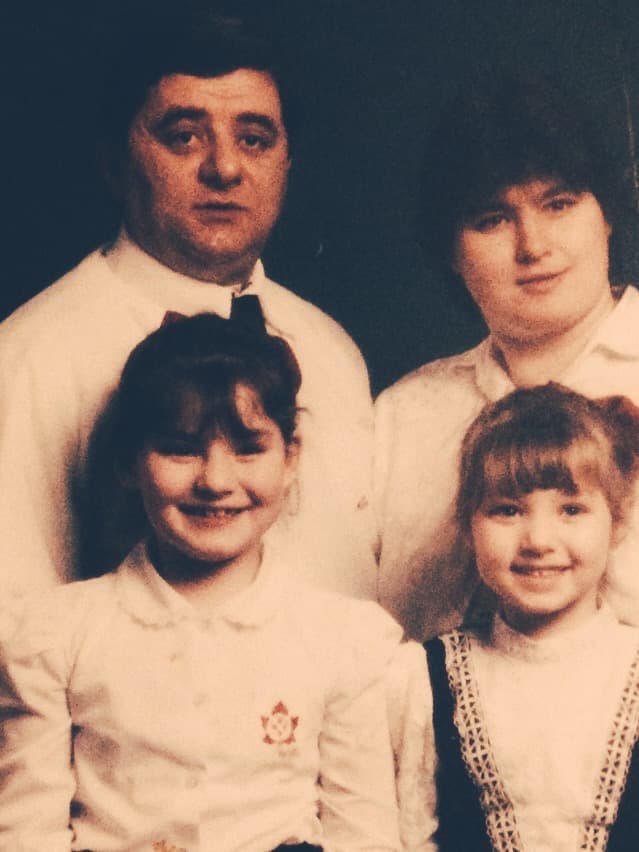 Los padres de Karina Ambartsoumian-Clough en su fotografía para recordar el viaje a Estados Unidos. Era 1996 y estaban en Canadá. Para entonces, Karina tenía ocho años.