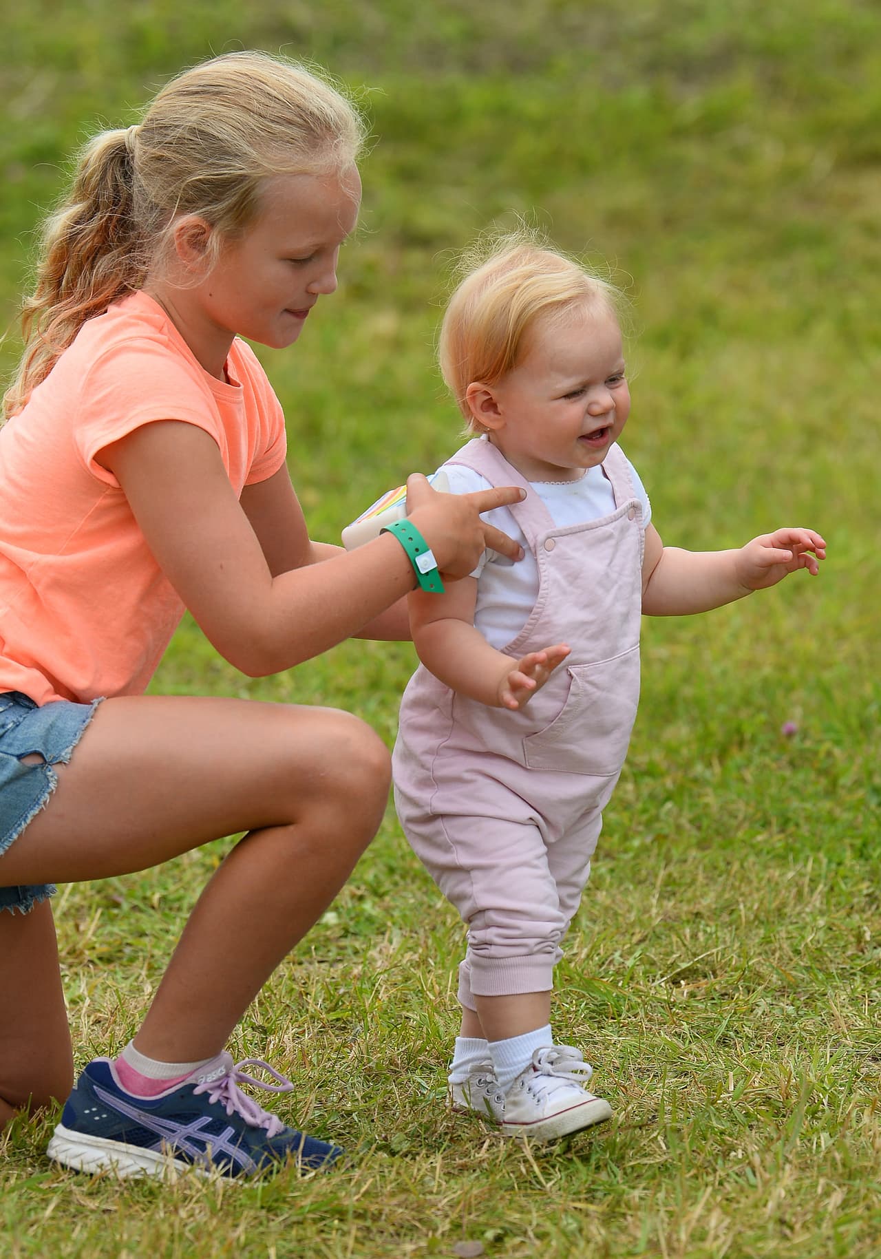 De acuerdo con el relato del exjugador de rugby, las niñas no estuvieron en casa durante el parto porque su madre ya había estado presentando contracciones durante el día. 
<br>