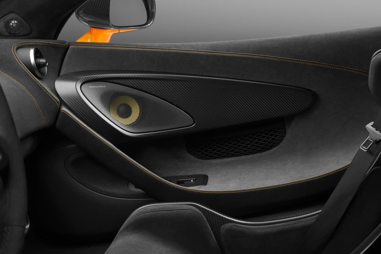 Fibra de carbono y alcantara abundan en el interior de este McLaren 600 LT. Se aprecia el detalle de costuras color amarillo.