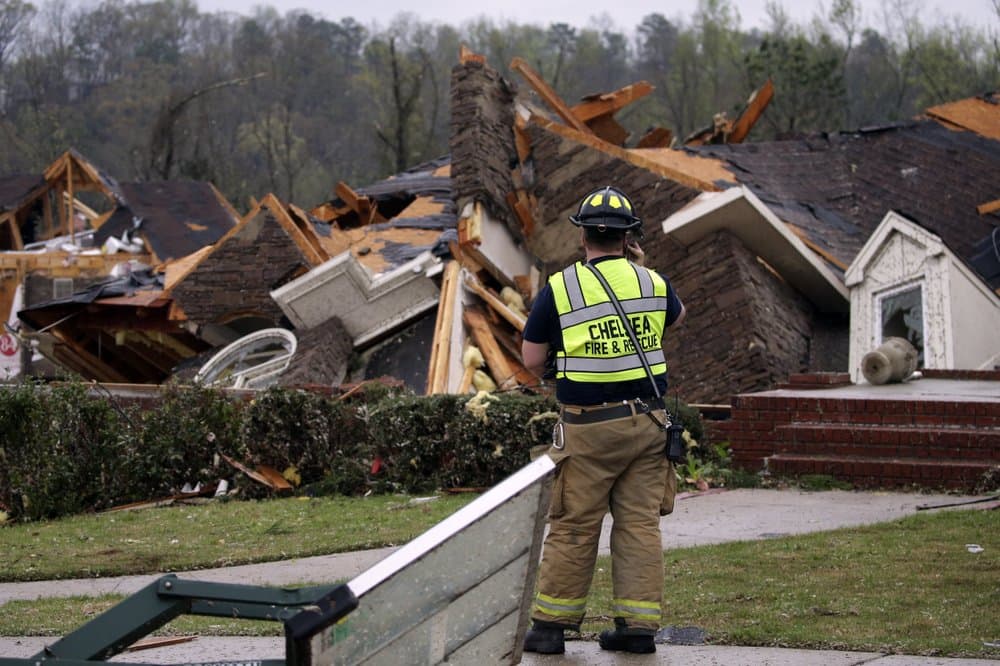 Una serie de tornados azotó el sur de Estados Unidos este jueves.
<b>Al menos seis personas murieron</b>, otras resultaron heridas, y varias viviendas quedaron destrozadas, así como árboles, vehículos y otras estructuras. De acuerdo con la página Poweroutage.com, que monitorea el servicio de electricidad,
<a href="https://poweroutage.us/" target="_blank">más de 27,000 suscriptores quedaron sin luz en Alabama y casi 20,000 en Georgia</a>.