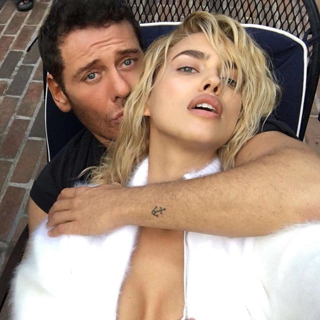 ¿Te gusta su nuevo look? Se ve de lo más sexy.