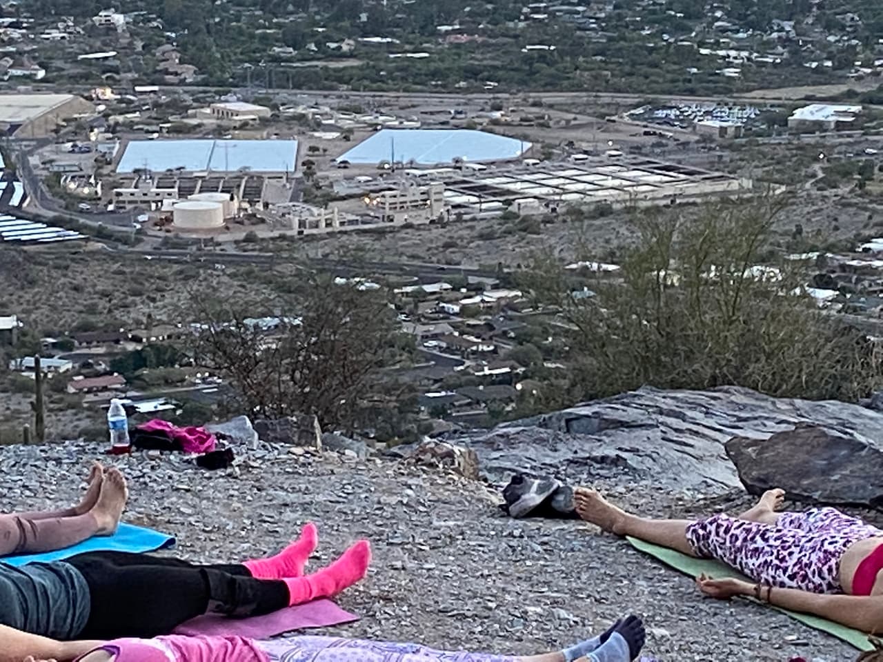 Algunas de las personas que hacen parte de las clases de yoga de Barragán en la montaña Piestewa dicen que esta práctica les ha ayudado durante esta pandemia.