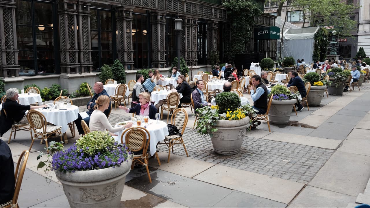 <b>En video: <b>Camino a la normalidad: Nueva York da pasos gigantes hacia la reapertura de la economía</b></b>
<br>
<br>Se asoma la luz al final del túnel. En Nueva York, las autoridades indican nuevos lineamientos como resultado de la vacunación y del descenso en las cifras de contagio de covid-19. Hay espacios incluso que ya pueden operar al 100% de su capacidad y el uso de las máscaras poco a poco está quedando atrás.