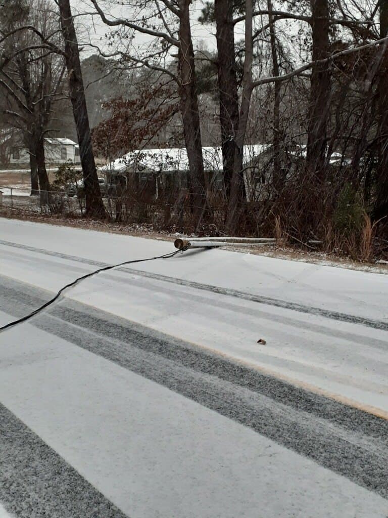 Se reportó la caída de un poste de luz y una línea de energía en Clayton Rd en el condado de Durham. "Clayton Rd está cerrado entre Glenrose Rd y Hurley Rd. Recuerde nunca acercarse a una línea eléctrica caída", advirtió la Oficina del Alguacil del condado de Durham.