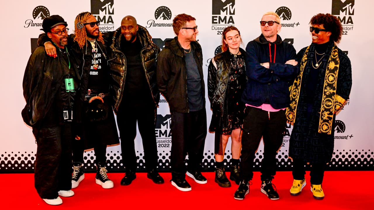 Damon Albarn hizo una inusual aparición junto con su hija Missy cuando llegaron con Gorillaz al evento.