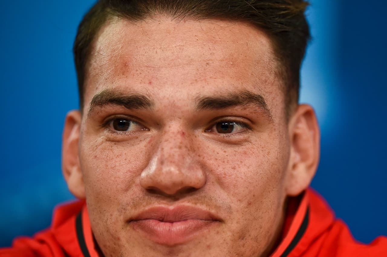 El brasileño Ederson es un arquero que con 23 años de edad y su contrato hasta 2023 en Benfica tiene una estabilidad y proyección que muchos quisieran. Valorado en 12 millones de euros, este portero tendrá que crecer y esperar con paciencia antes de dar un gran salto. Eso sí, no sería extraño que Mendes fuera su gran trampolín en la próxima negociación de transferencias.