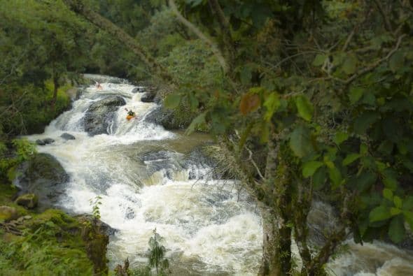 Dane Jackson y Rafa Ortiz navegan por rápidos durante el Primer Descenso Red Bull: Proyecto Michoacán, en Tlapacoyan, VE, México, 20 de Noviembre, 2013.