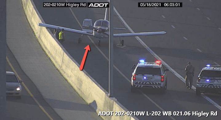 <a href="https://twitter.com/ArizonaDOT/status/1394642809445965831/photo/2" target="_blank">La avioneta aterrizó en el carril HOV este 18 de mayo por la mañana. </a>
<br>