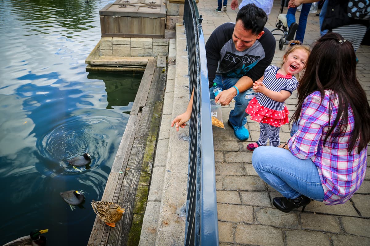 A la espera de su segundo hijo, María Esther pasó un adorable rato con su hermosa hija y su esposo desde el lugar más feliz del mundo.