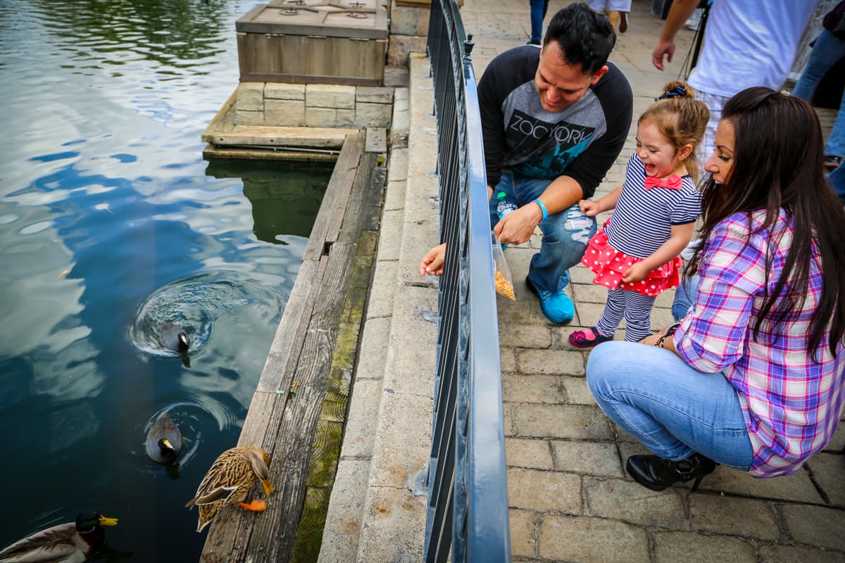 A la espera de su segundo hijo, María Esther pasó un adorable rato con su hermosa hija y su esposo desde el lugar más feliz del mundo.