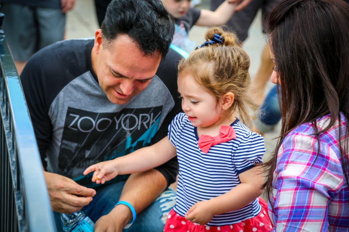 A la espera de su segundo hijo, María Esther pasó un adorable rato con su hermosa hija y su esposo desde el lugar más feliz del mundo.