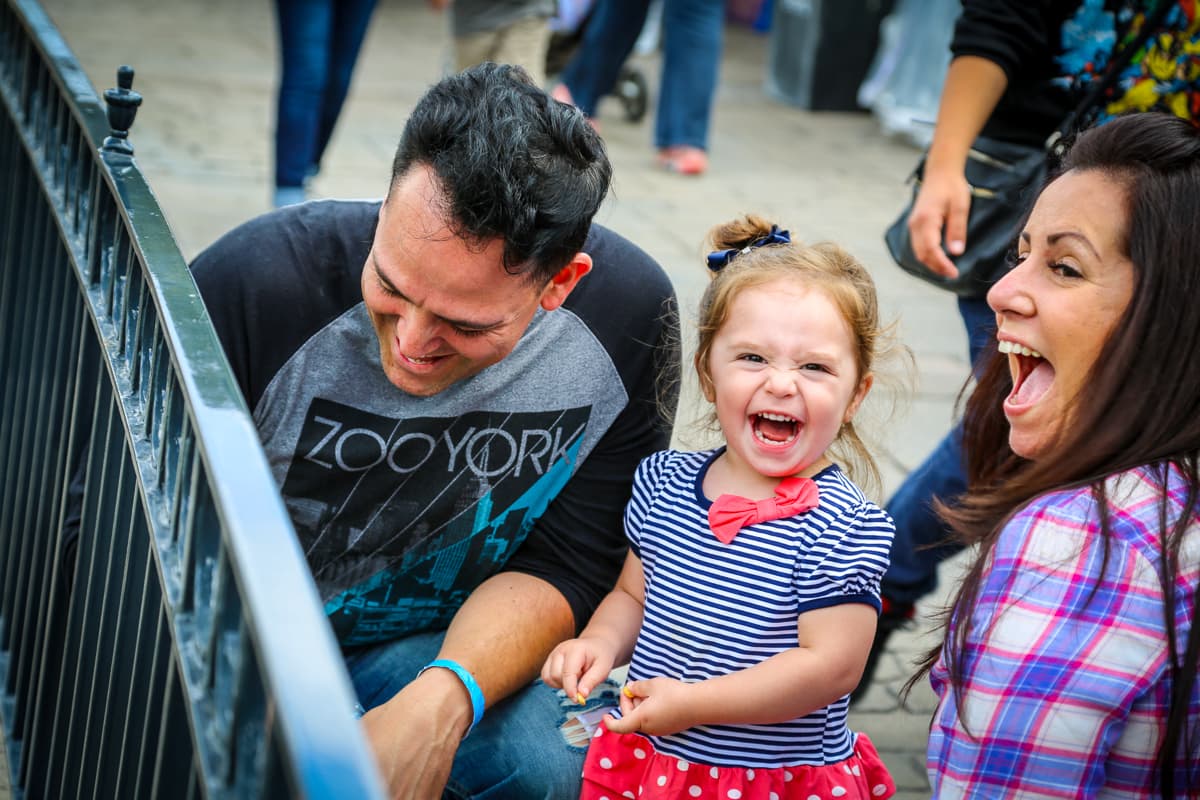 A la espera de su segundo hijo, María Esther pasó un adorable rato con su hermosa hija y su esposo desde el lugar más feliz del mundo.